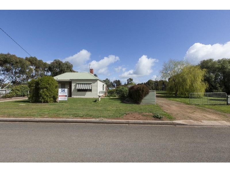 93 Montgomery Street, Lake Bolac VIC 3351