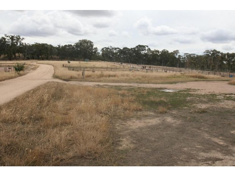 13 Thomas Road, Armstrong VIC 3377