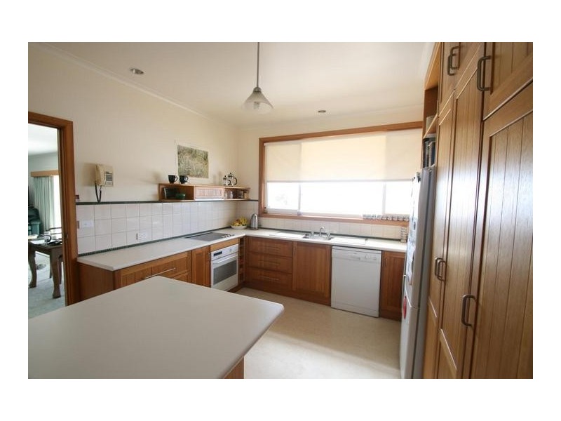 4 South Beach Road, Lake Bolac VIC 3351