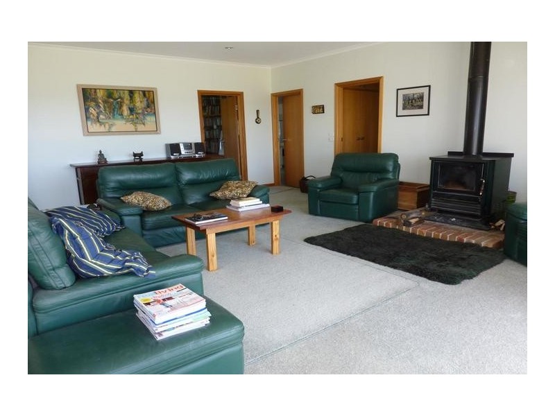 4 South Beach Road, Lake Bolac VIC 3351