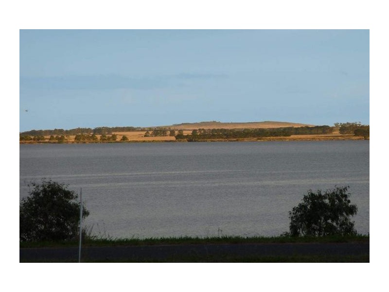 4 South Beach Road, Lake Bolac VIC 3351