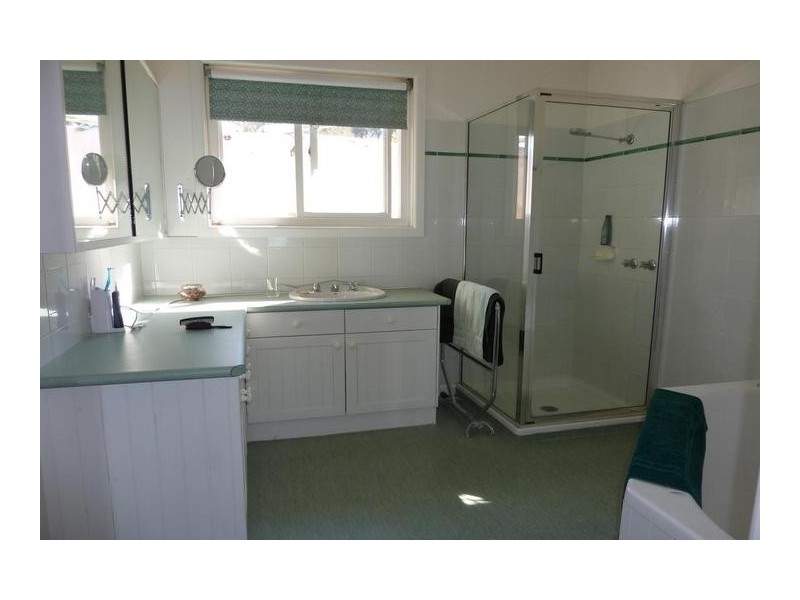 4 South Beach Road, Lake Bolac VIC 3351