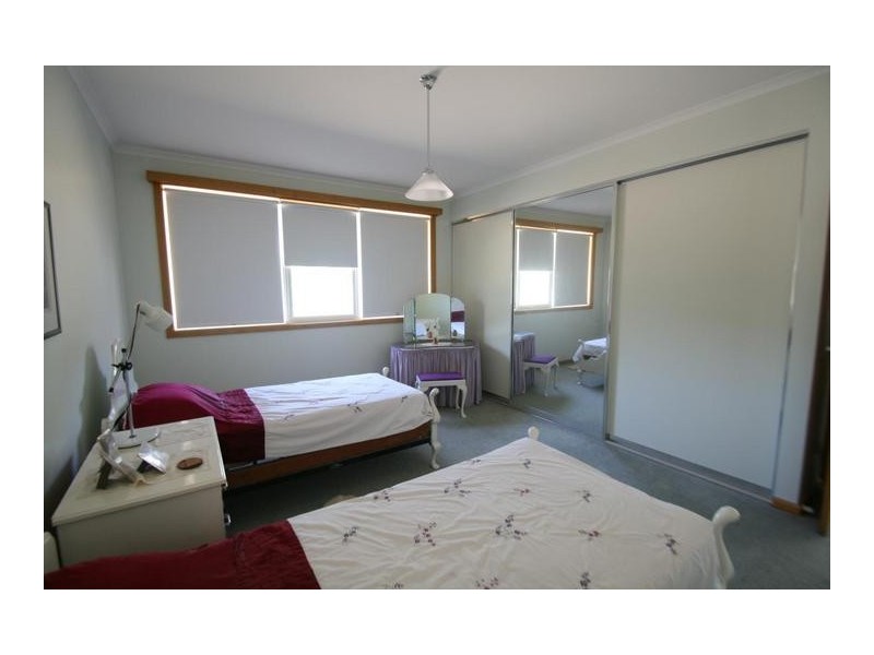 4 South Beach Road, Lake Bolac VIC 3351