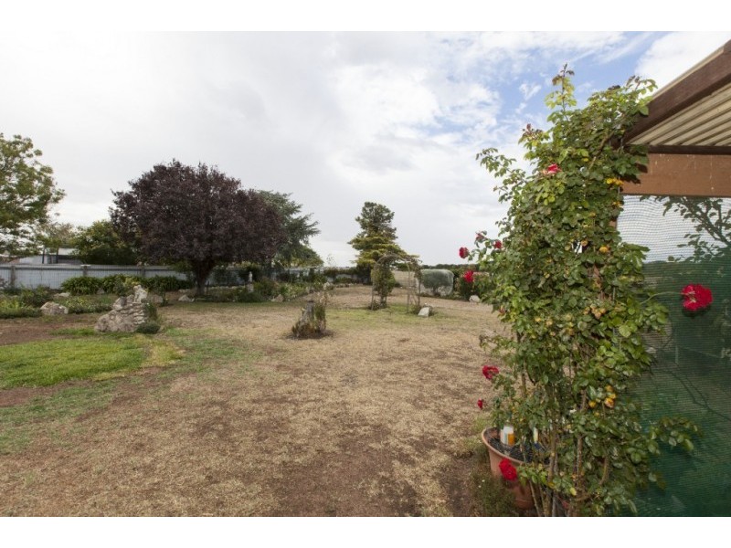 2087 Glenelg Highway, Lake Bolac VIC 3351