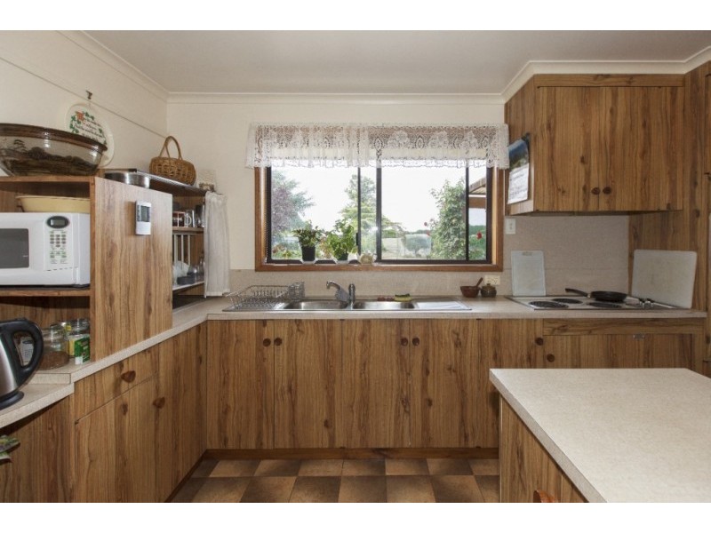 2087 Glenelg Highway, Lake Bolac VIC 3351