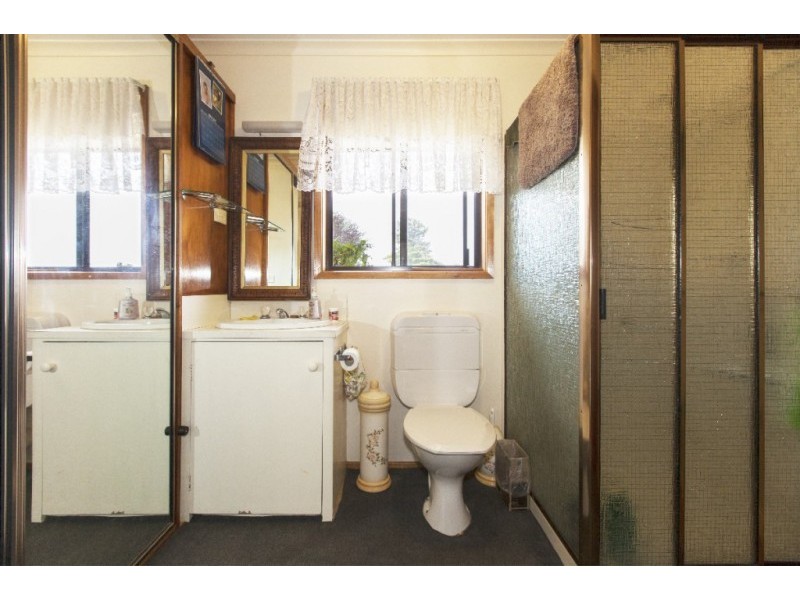 2087 Glenelg Highway, Lake Bolac VIC 3351