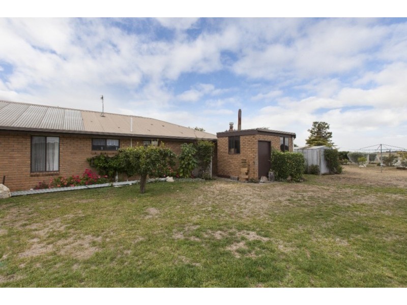 2087 Glenelg Highway, Lake Bolac VIC 3351