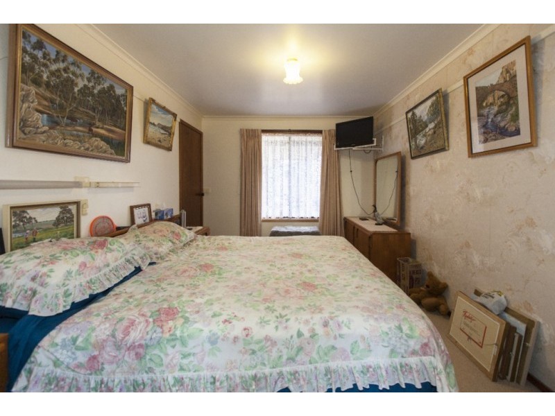 2087 Glenelg Highway, Lake Bolac VIC 3351