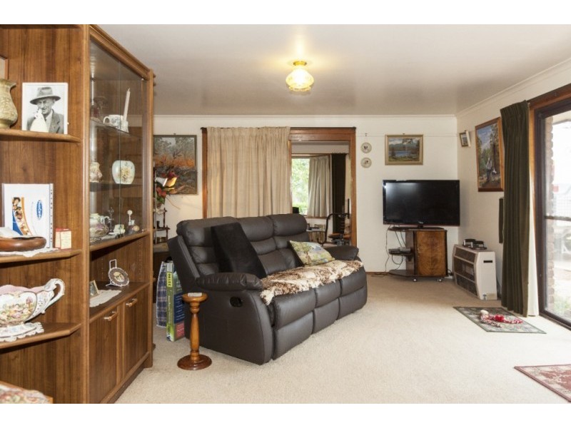 2087 Glenelg Highway, Lake Bolac VIC 3351