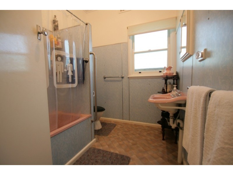 2072 Glenelg Highway, Lake Bolac VIC 3351