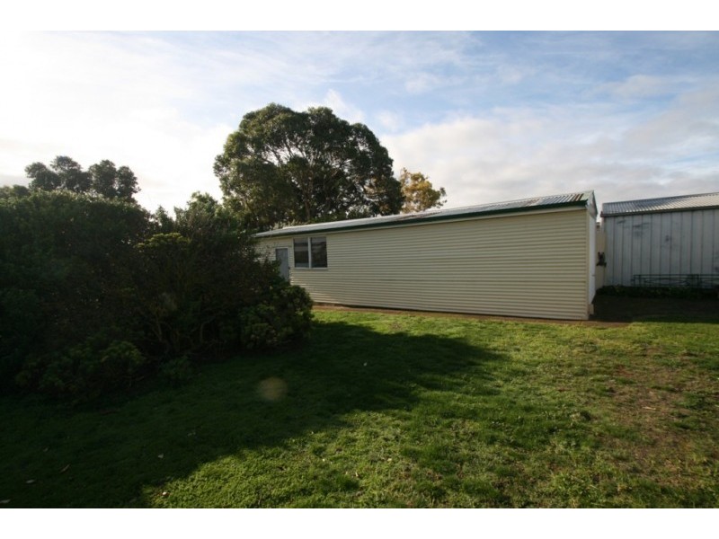 2072 Glenelg Highway, Lake Bolac VIC 3351