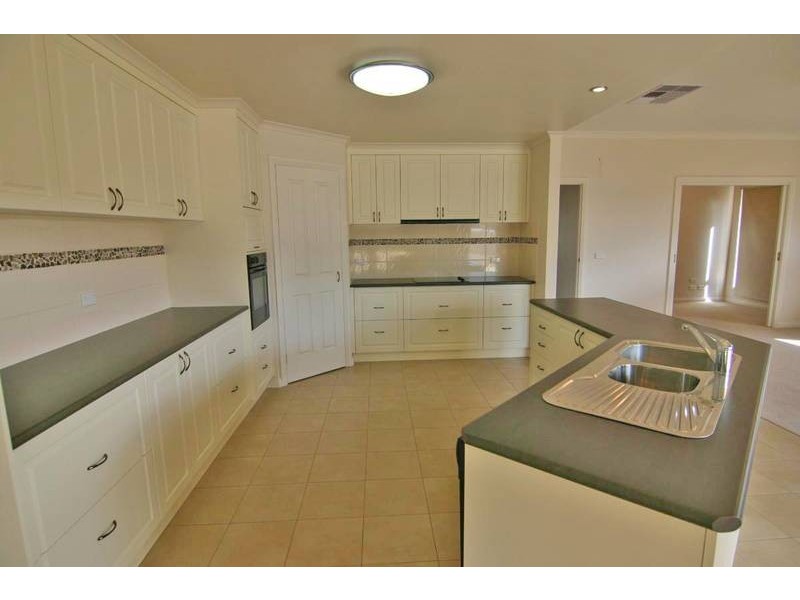 13 Hucker Street, Ararat VIC 3377
