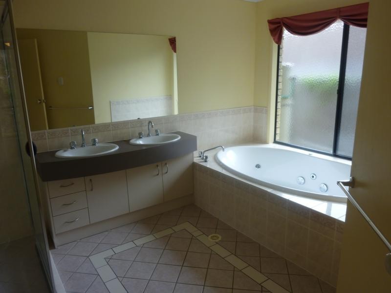 42 Berkshire Place, Springfield Lakes QLD 4300