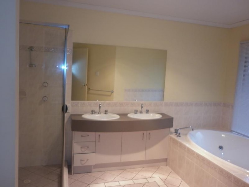 42 Berkshire Place, Springfield Lakes QLD 4300
