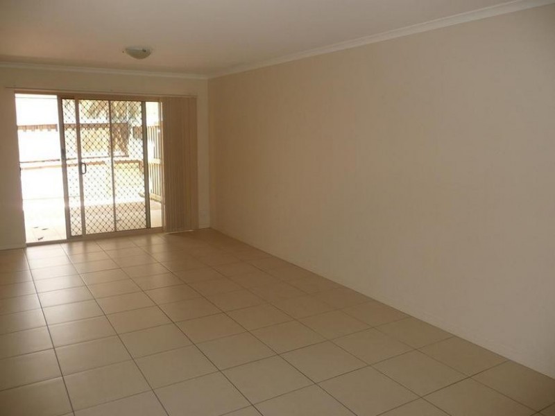 2/25 Law Street, Redbank QLD 4301