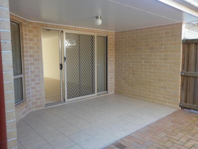 2/25 Law Street, Redbank QLD 4301