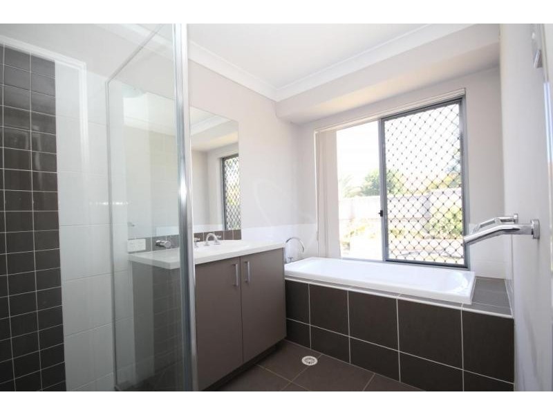 28 Admiral Crescent, Springfield Lakes QLD 4300