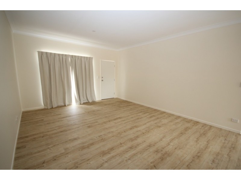 2/39 Law Street South, Redbank QLD 4301