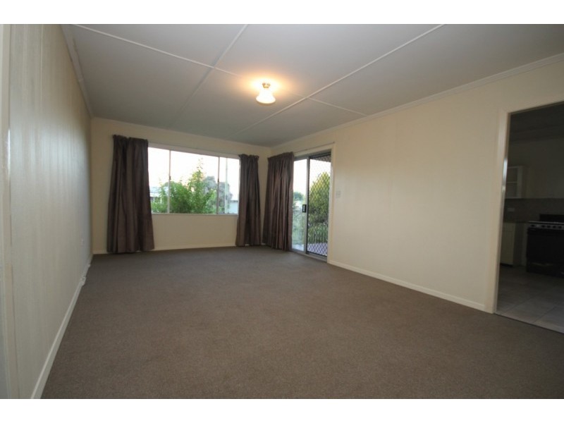 33 Edwards Street, Eastern Heights QLD 4305