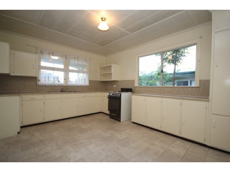 33 Edwards Street, Eastern Heights QLD 4305