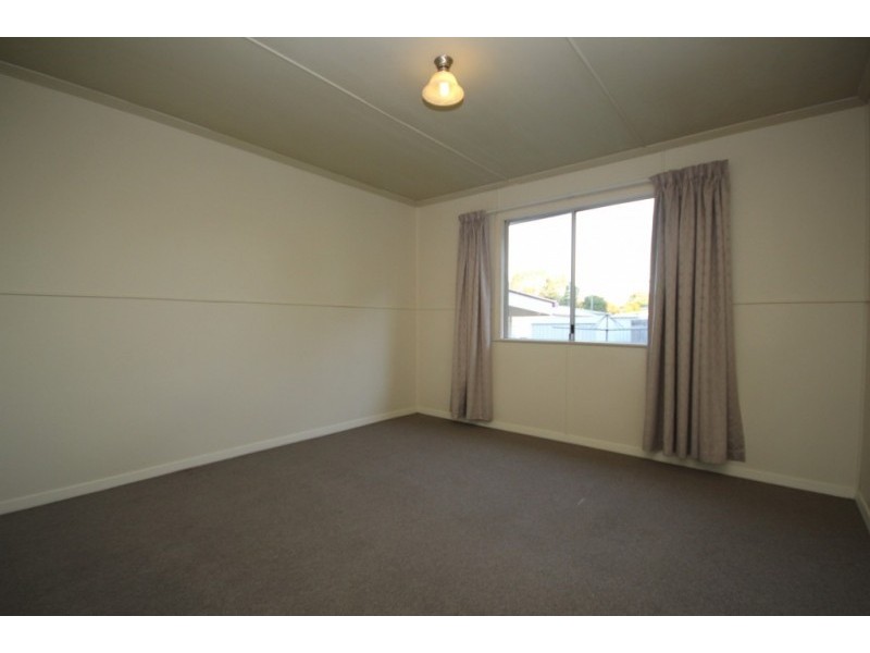 33 Edwards Street, Eastern Heights QLD 4305