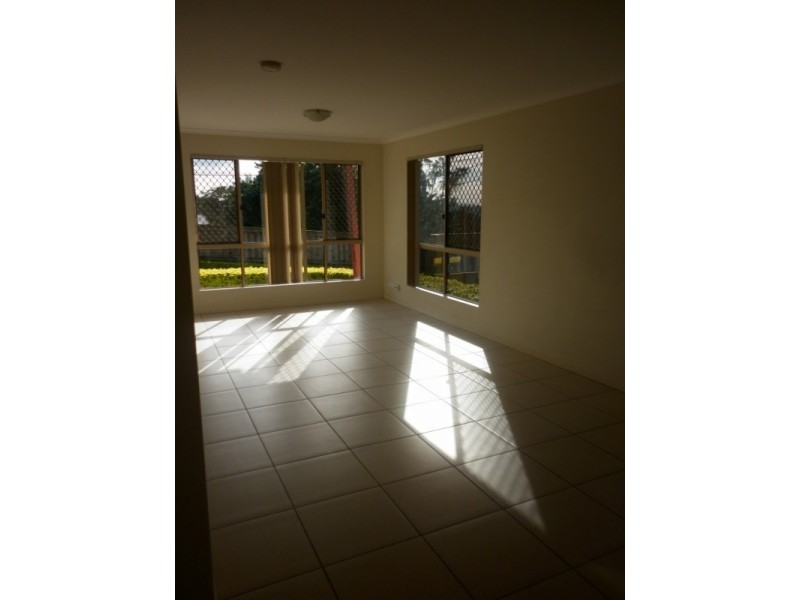 1/25 Law Street South, Redbank QLD 4301