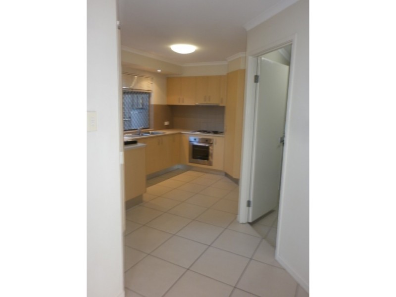 1/25 Law Street South, Redbank QLD 4301
