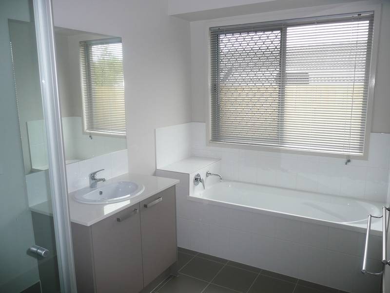 1 Berkeley CCT, Bellbird Park QLD 4300
