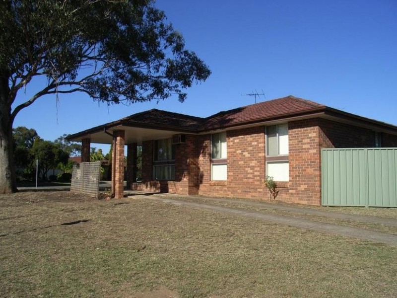 1 Francis Greenway Drive, St Clair NSW 2759