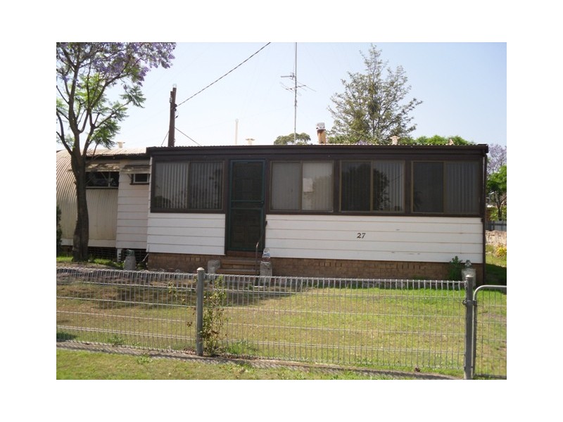 27 Macquarie Ave, Cessnock NSW 2325