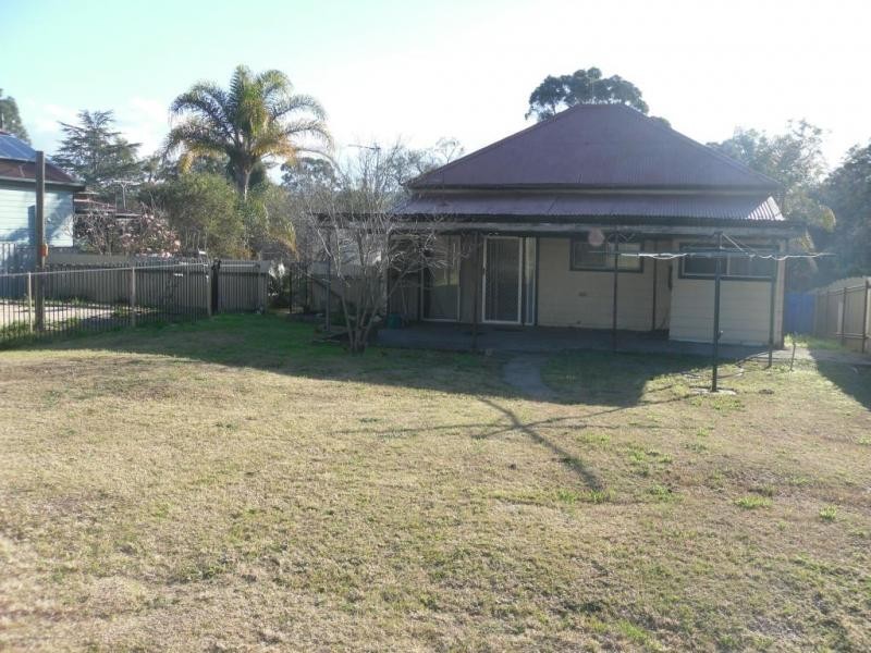 2 Elizabeth Street, Abermain NSW 2326