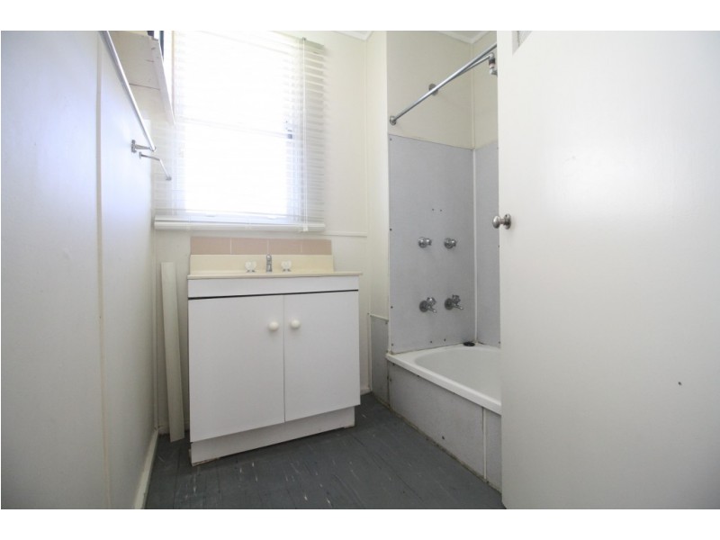 11 Charles Street, Abermain NSW 2326