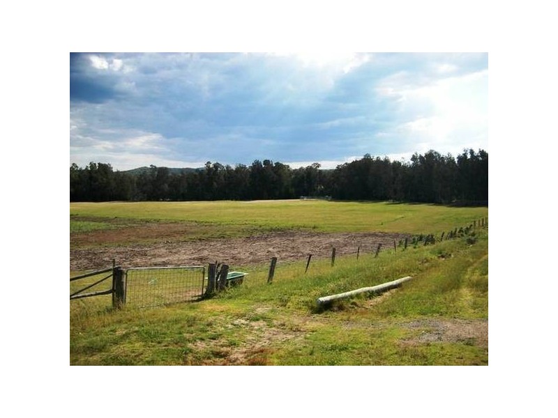 32 South St, Ellalong NSW 2325