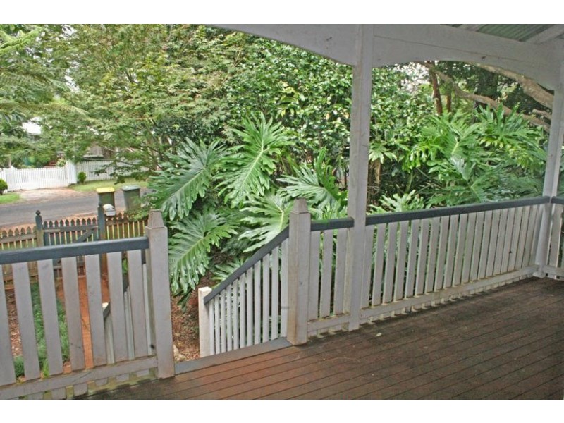 12 Beechmont Av, Tamborine Mountain QLD 4272