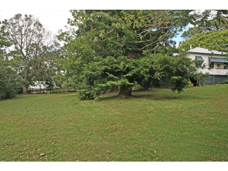 12 Beechmont Av, Tamborine Mountain QLD 4272