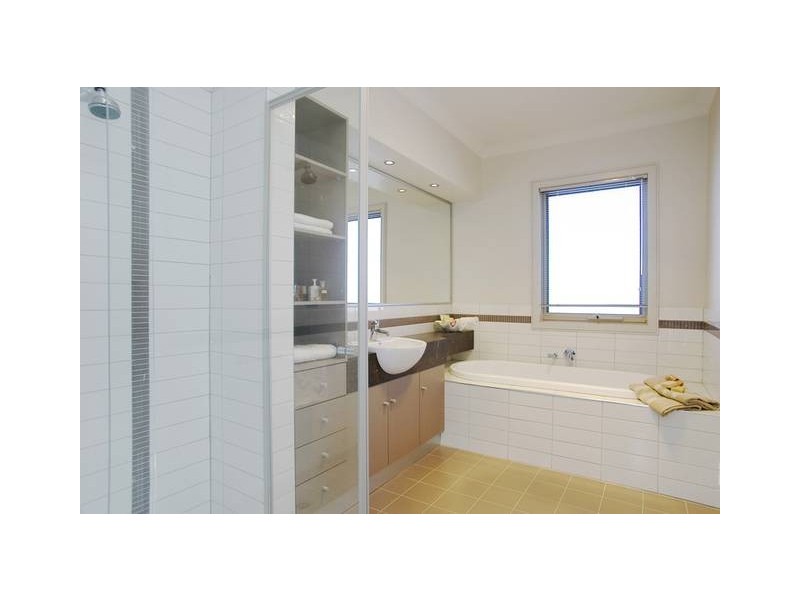 1 Saffron St, Newtown VIC 3220
