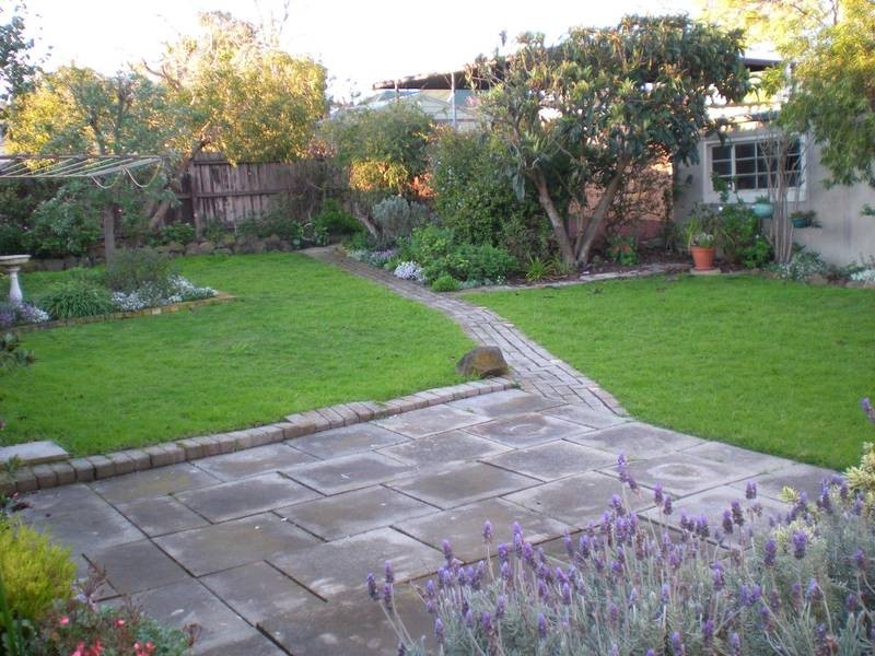 8 Fairmont Road, Newtown VIC 3220