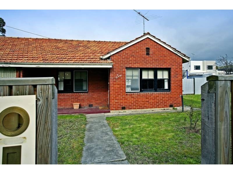 33 Churchill Ave, Newtown VIC 3220