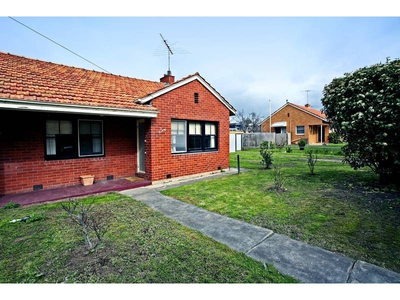 33 Churchill Ave, Newtown VIC 3220