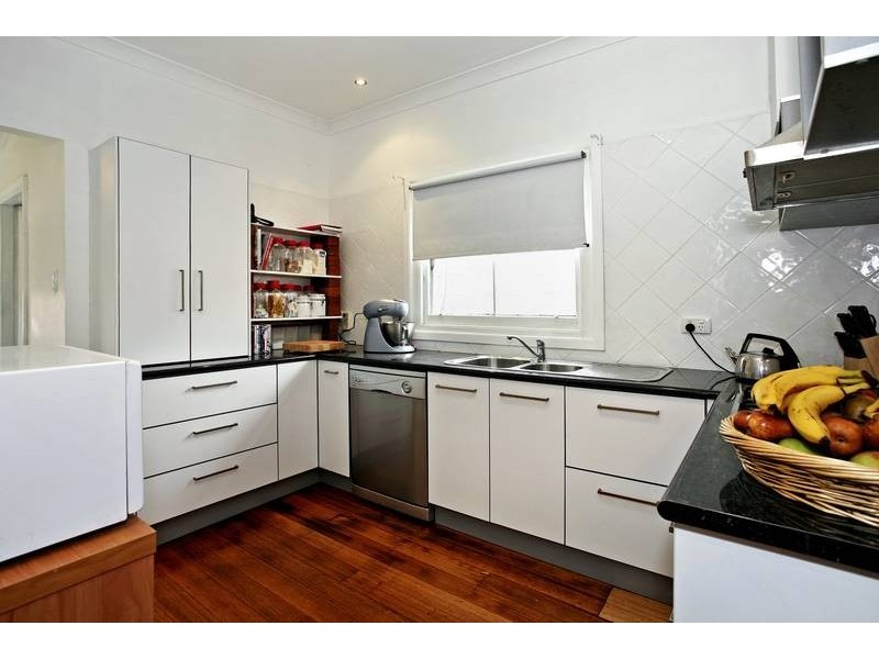 33 Churchill Ave, Newtown VIC 3220