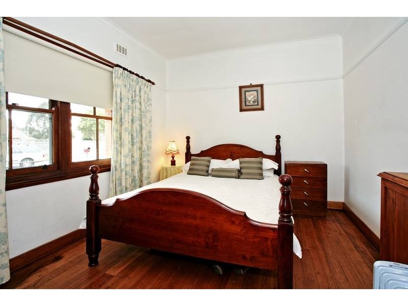 33 Churchill Ave, Newtown VIC 3220