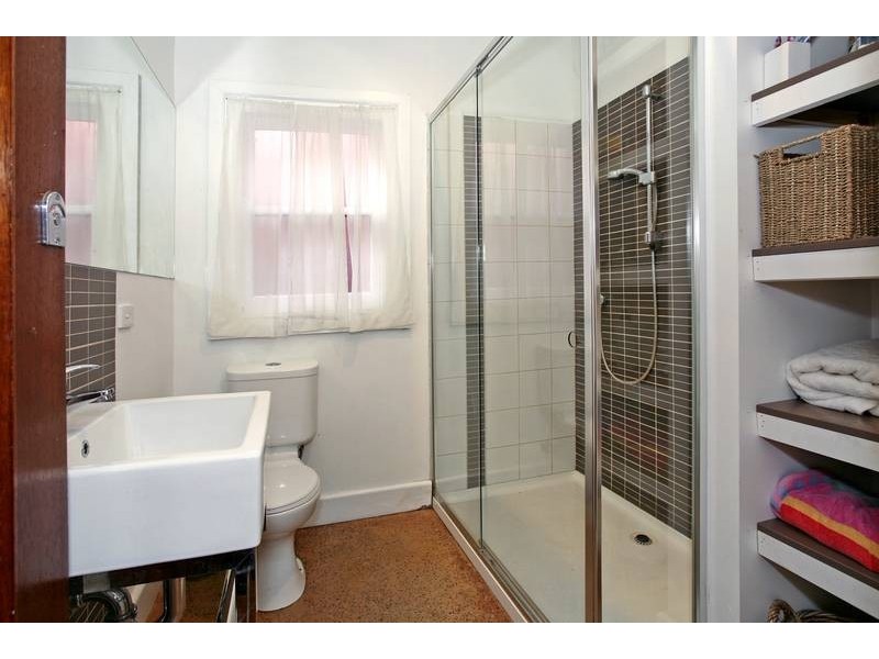 33 Churchill Ave, Newtown VIC 3220