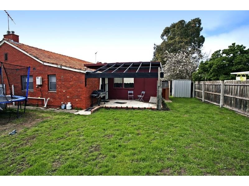 33 Churchill Ave, Newtown VIC 3220