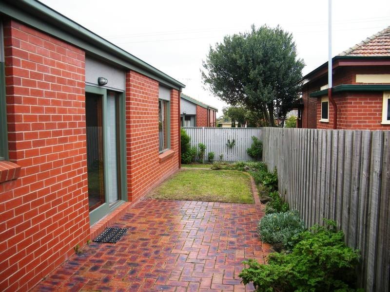 2/91 Aphrasia Street, Newtown VIC 3220