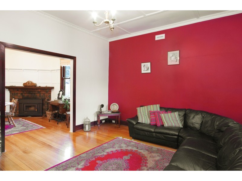 6 Cairns Avenue, Newtown VIC 3220