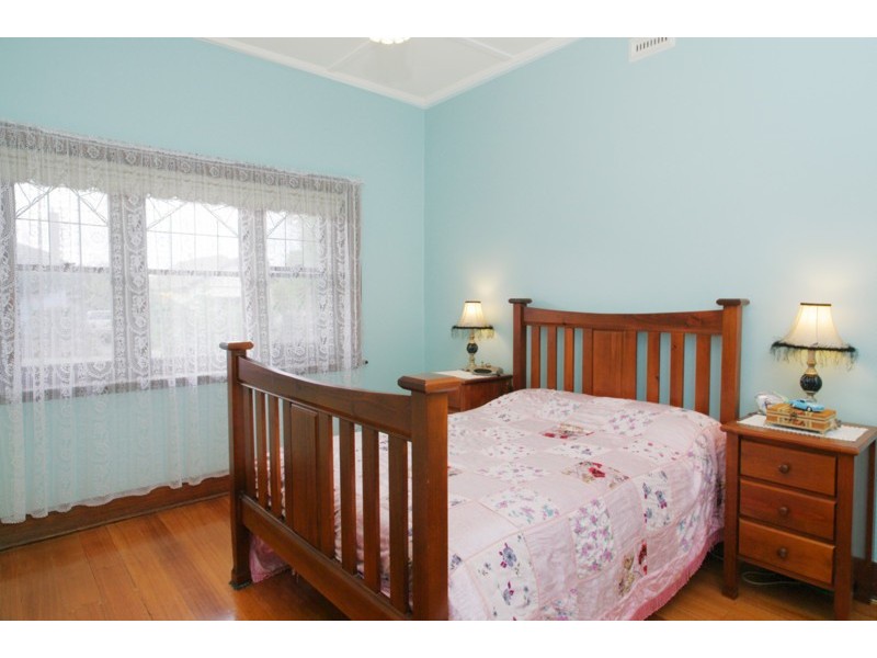 6 Cairns Avenue, Newtown VIC 3220