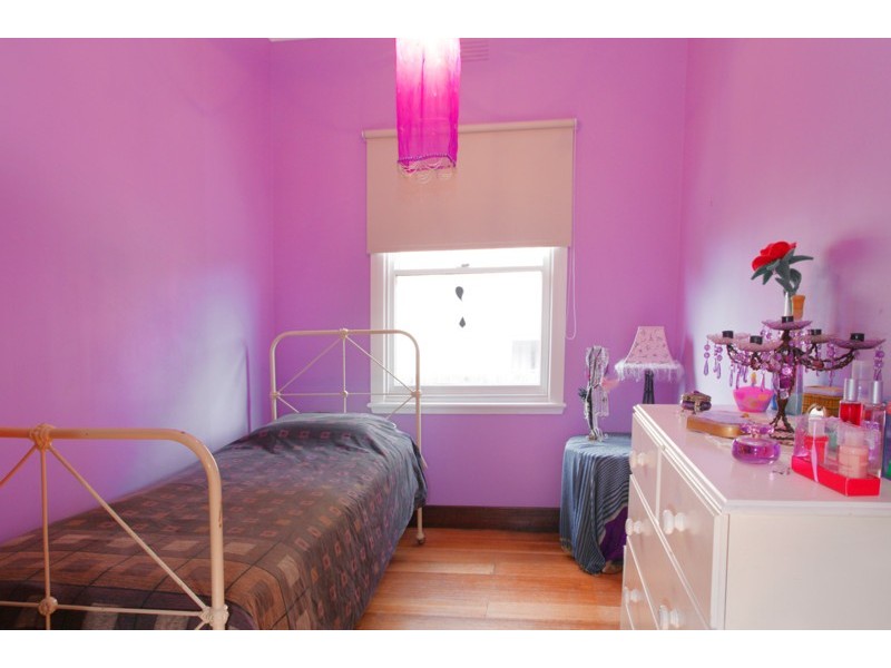 6 Cairns Avenue, Newtown VIC 3220