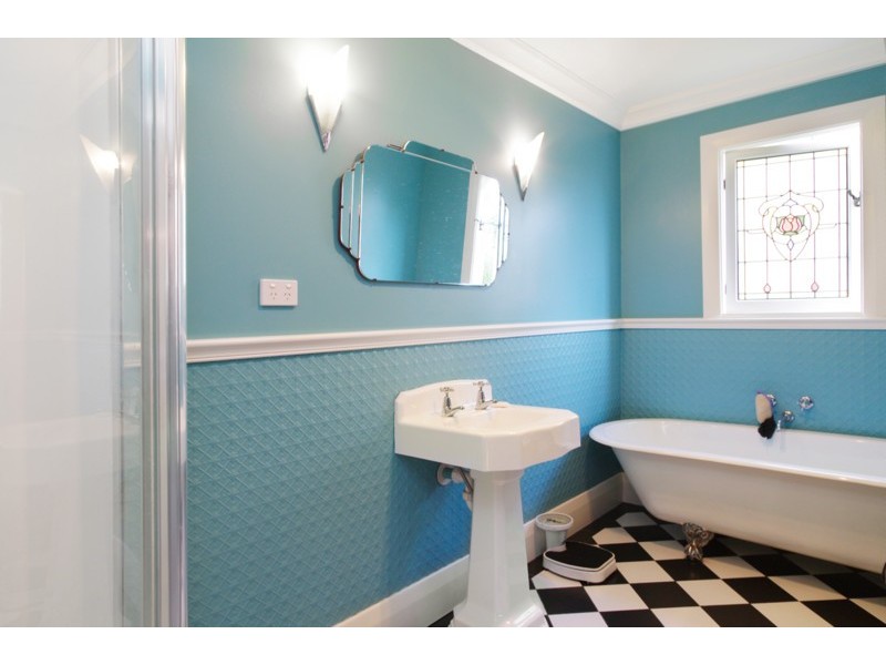 6 Cairns Avenue, Newtown VIC 3220