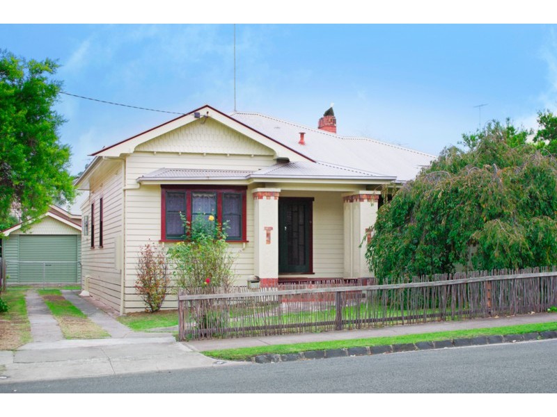 6 Cairns Avenue, Newtown VIC 3220