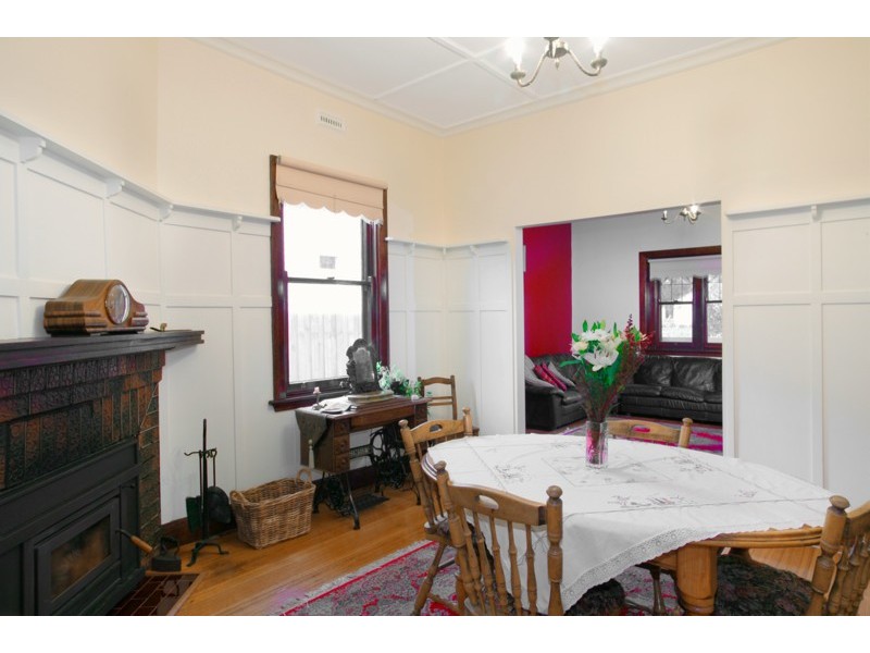 6 Cairns Avenue, Newtown VIC 3220